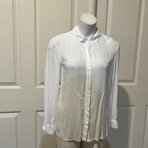 United Colors Of Benetton White Button Down. - Picture 1 of 10